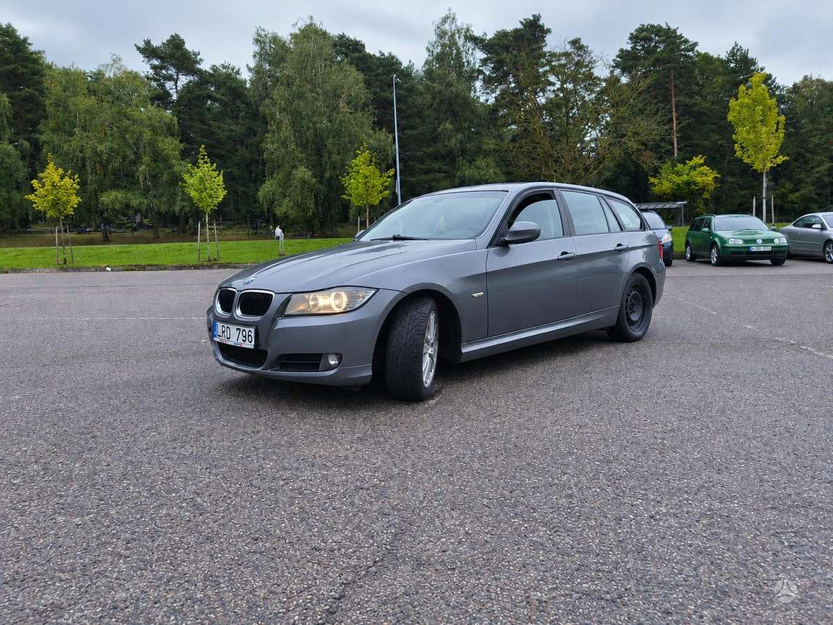 BMW 320 2009 — вигляд ззаду