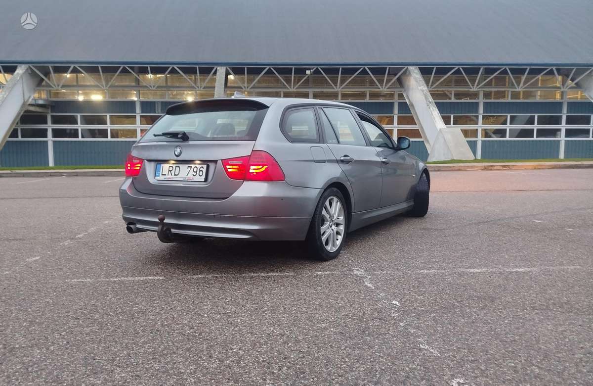 BMW 320 2009 — салон