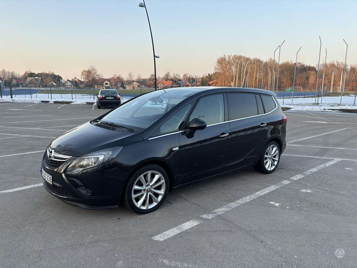 Opel Zafira 2012 — вигляд ззаду