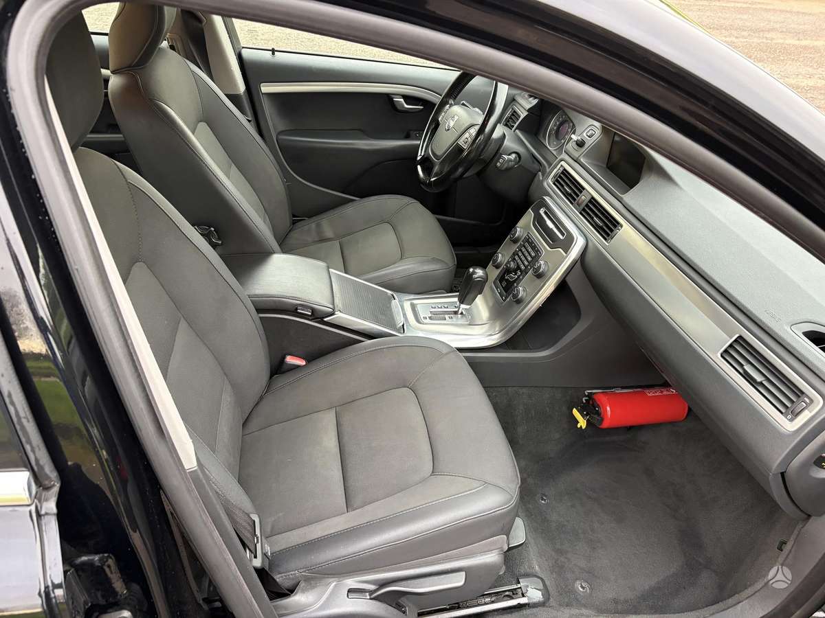 Volvo V70 2012 — photo 13