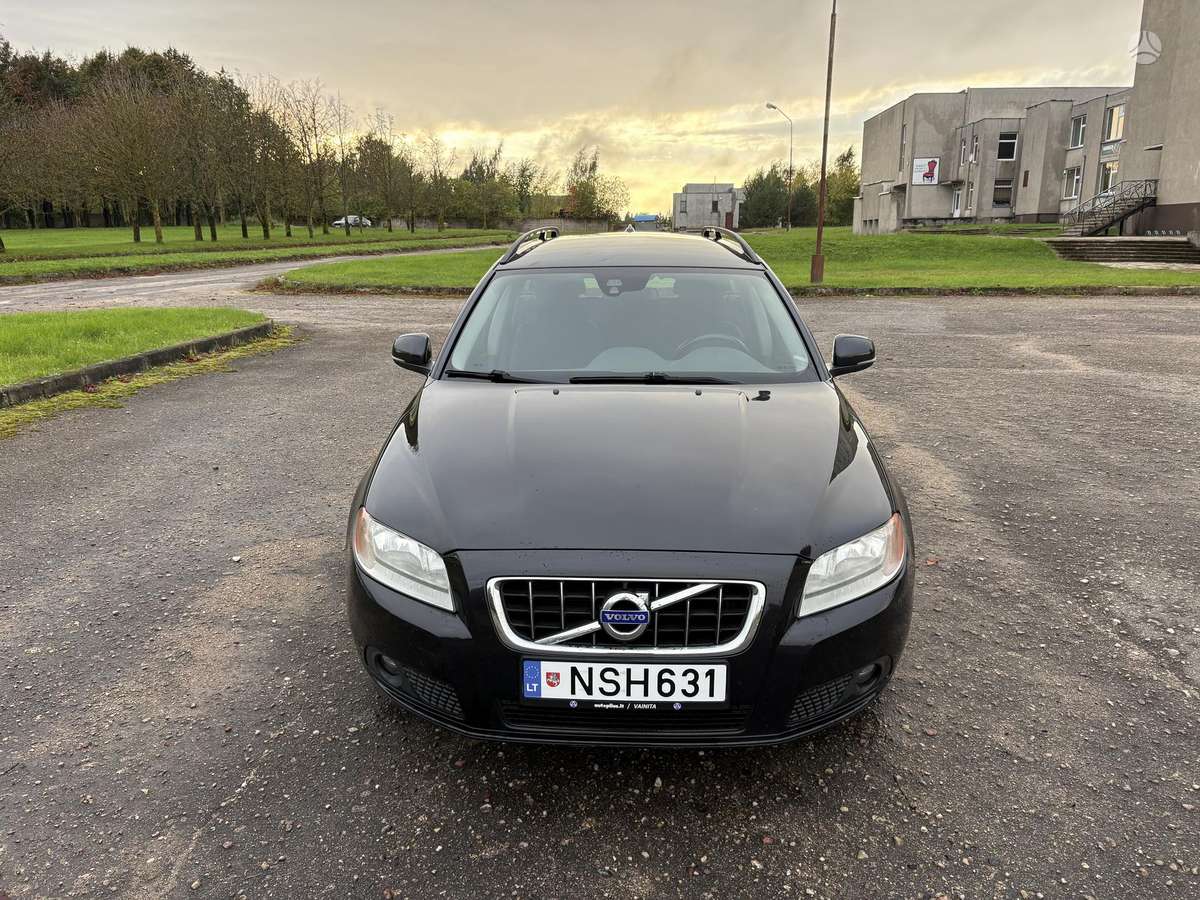 Volvo V70 2012 — rear view