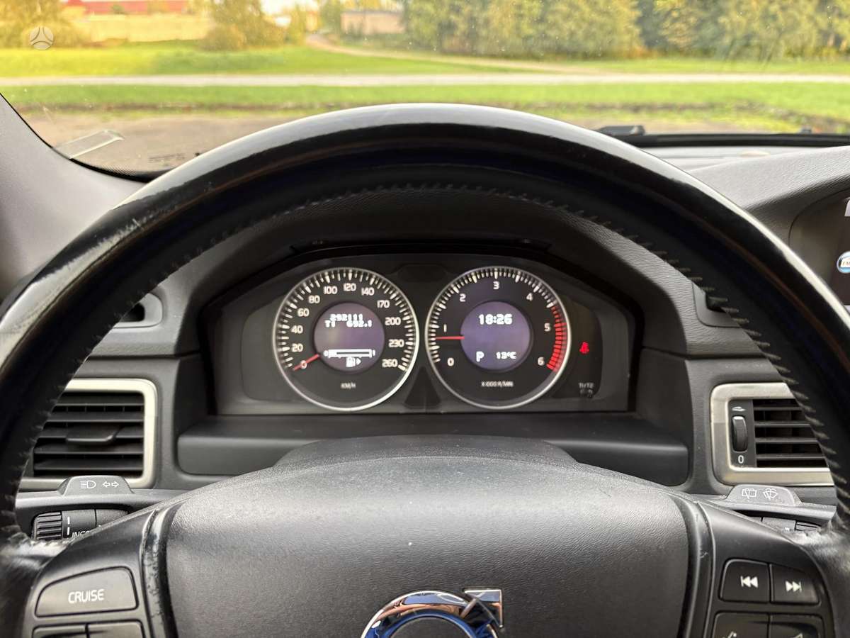 Volvo V70 2012 — photo 9