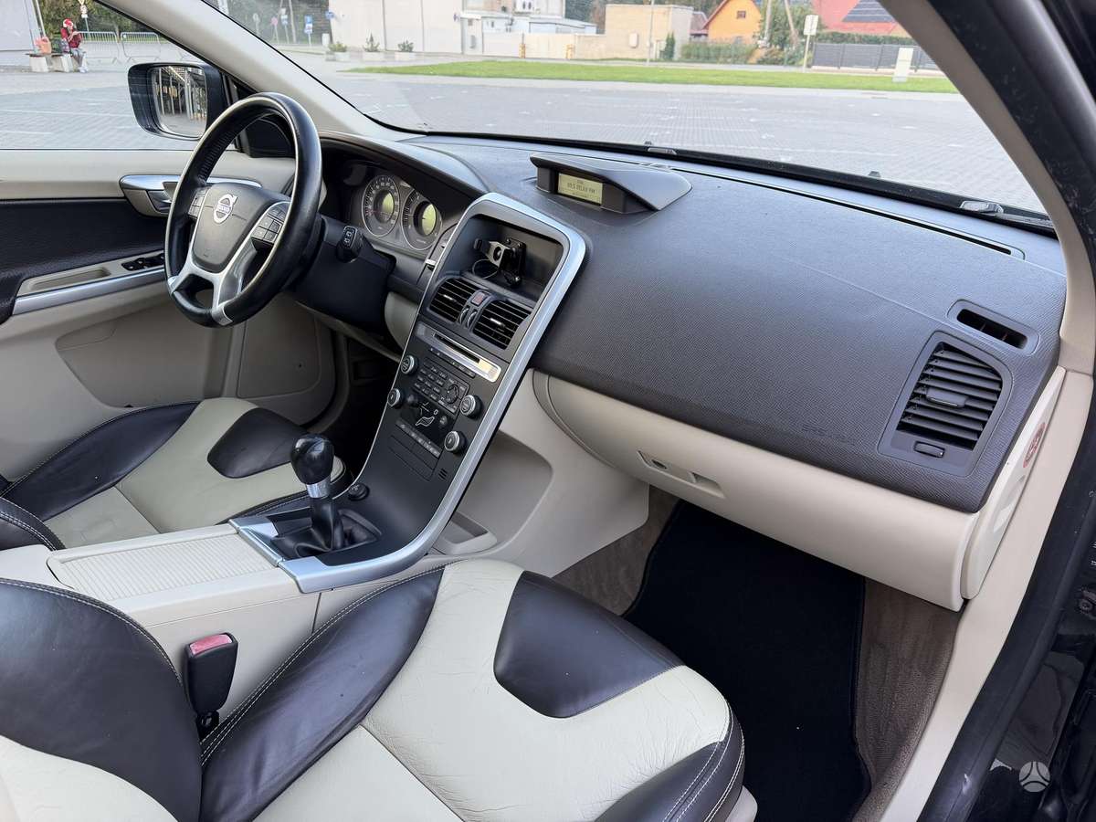 Volvo XC60 2010 — photo 14
