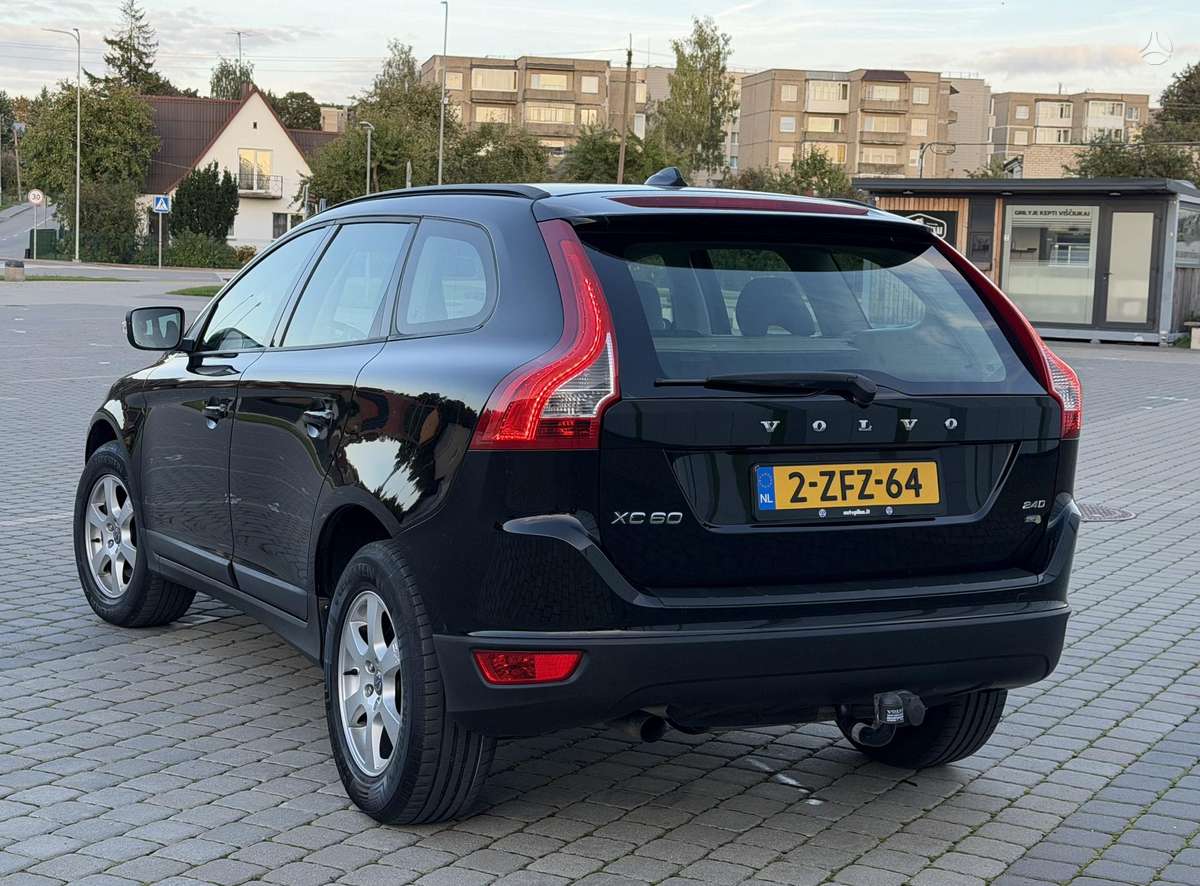 Volvo XC60 2010 — interior