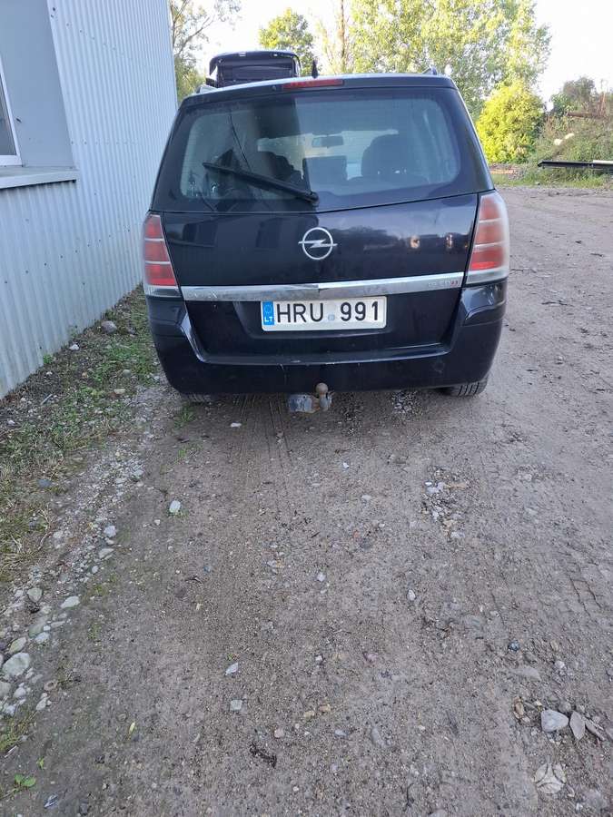 Opel Zafira 2009 — вигляд ззаду