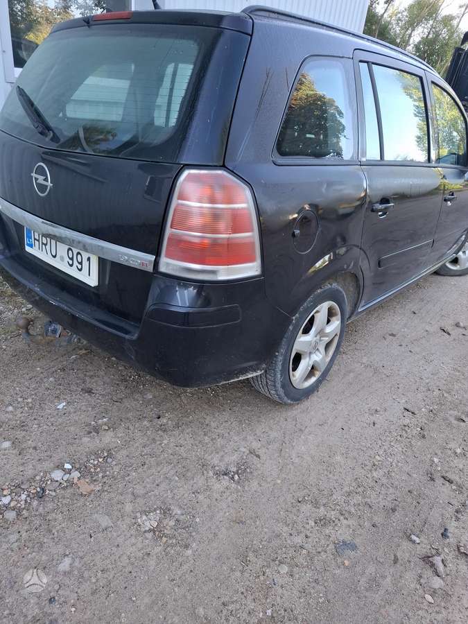 Opel Zafira 2009 — салон