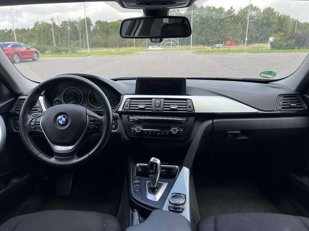 BMW 318 2013 — photo 9
