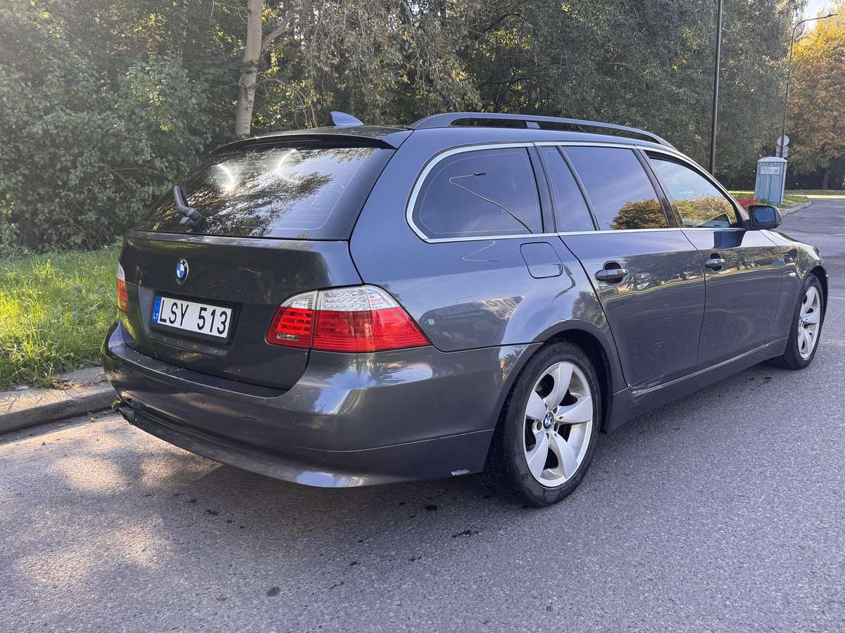 BMW 525 2009 — interior