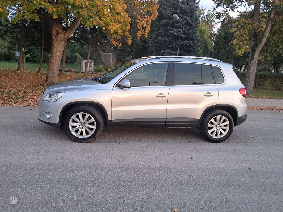 Volkswagen Tiguan 2010 — rear view