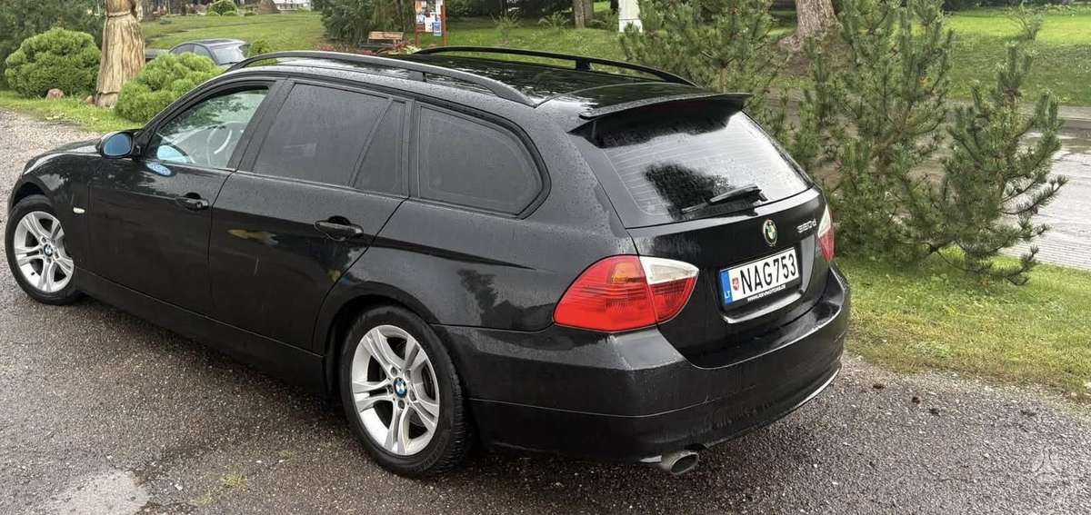 BMW 320 2008 — rear view