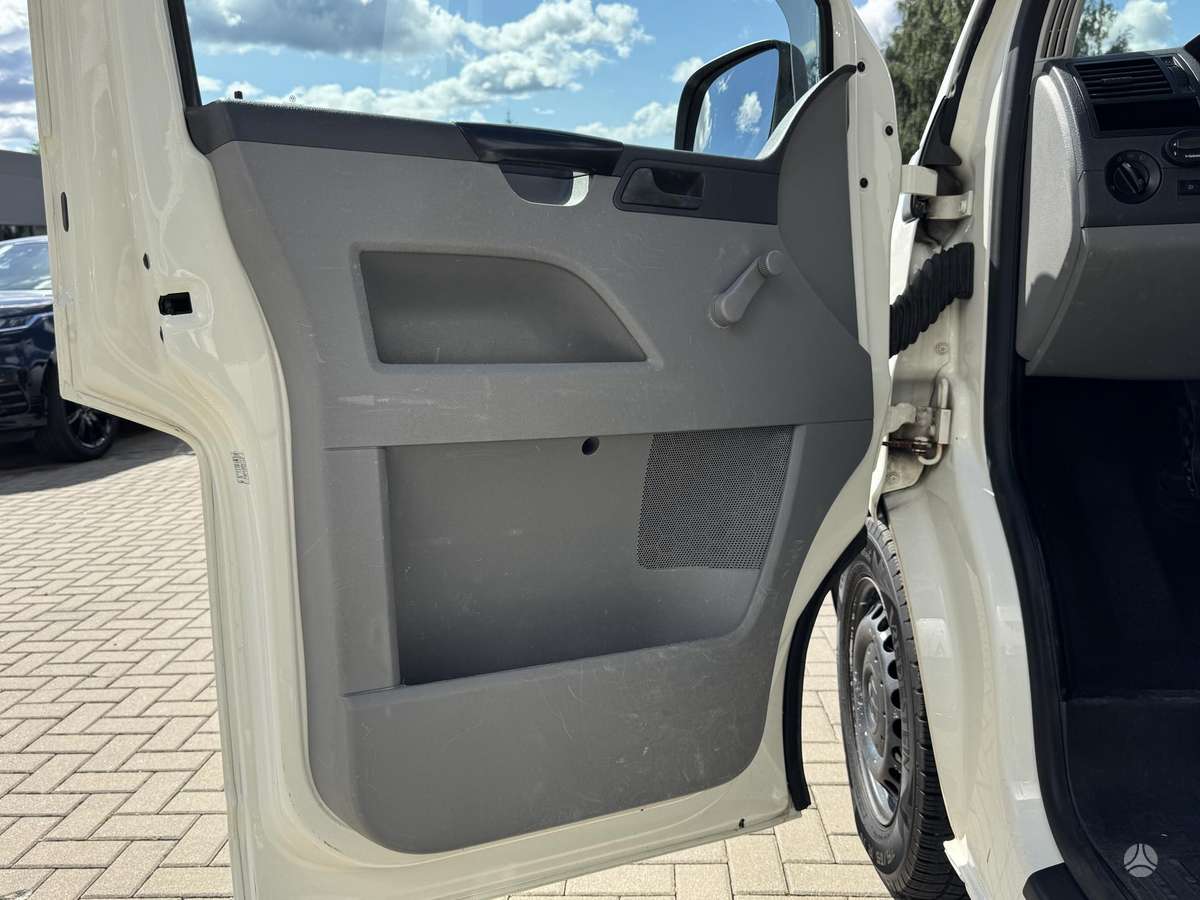Volkswagen Transporter 2009 — photo 20