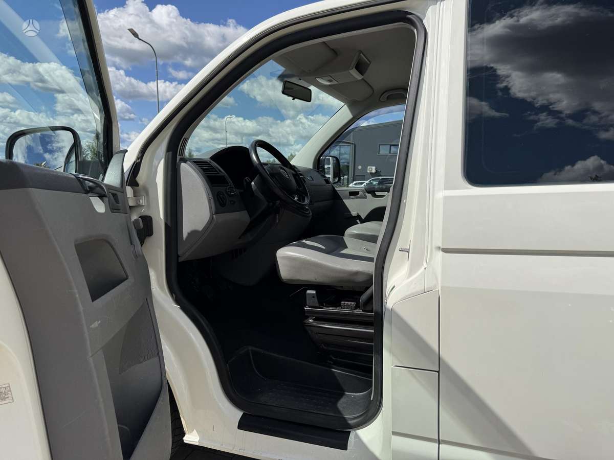 Volkswagen Transporter 2009 — photo 25