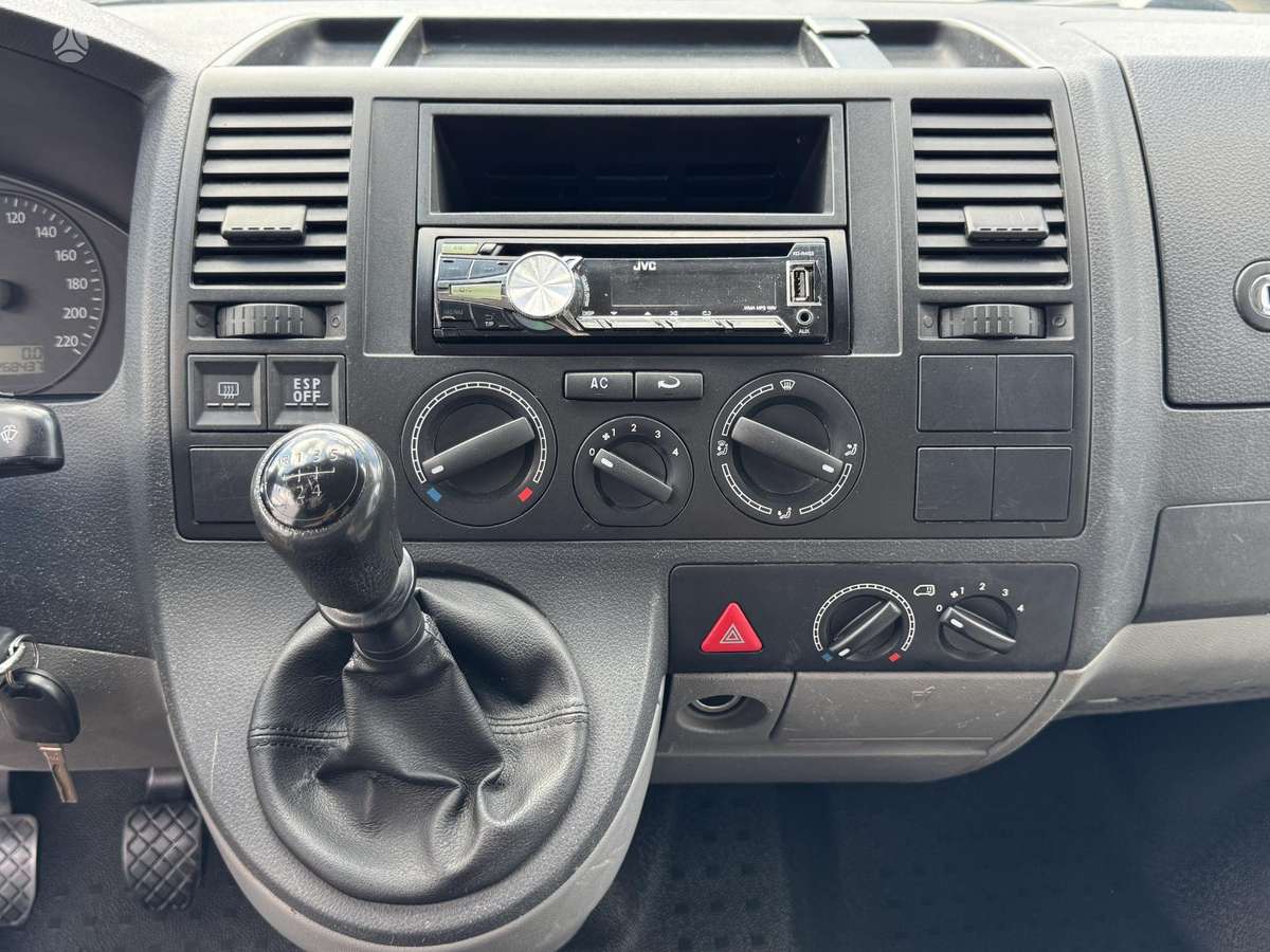 Volkswagen Transporter 2009 — photo 27