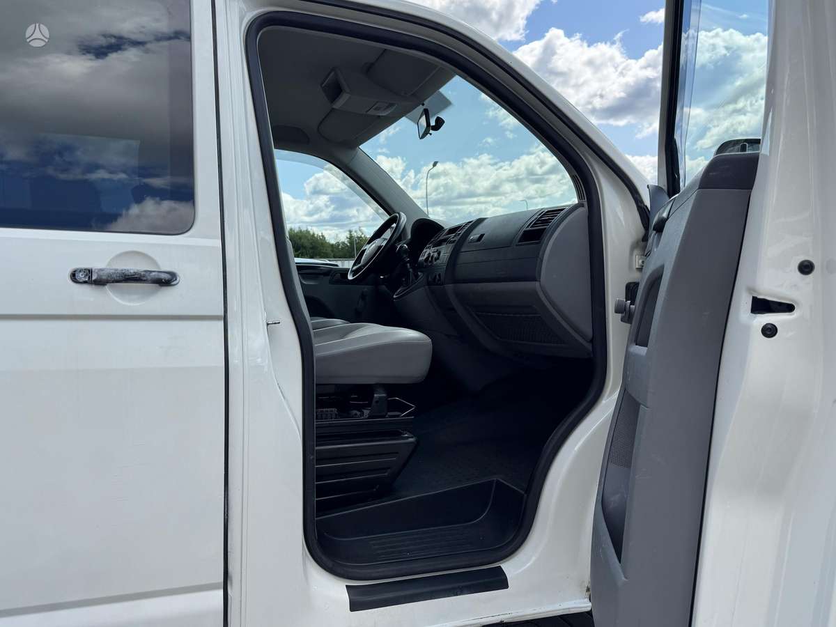 Volkswagen Transporter 2009 — photo 31