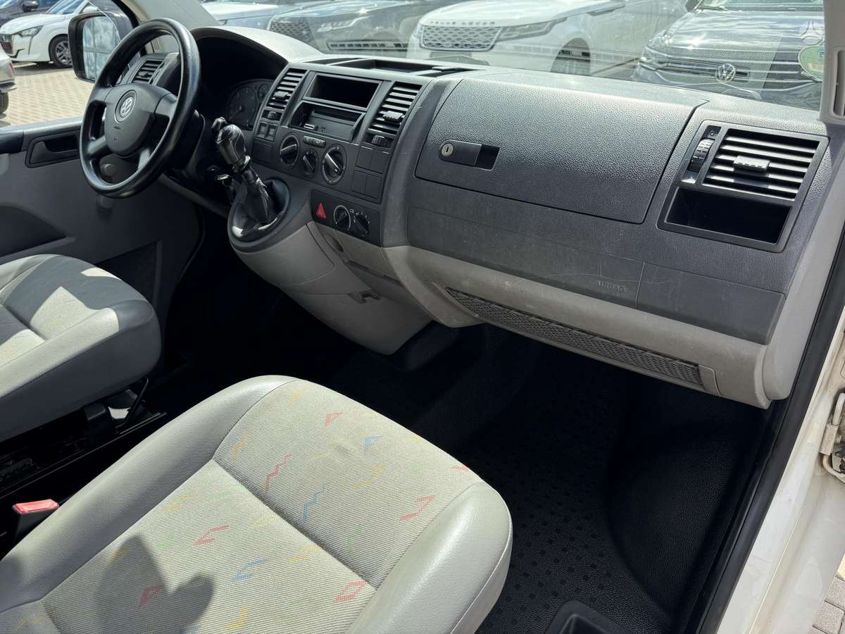 Volkswagen Transporter 2009 — photo 33