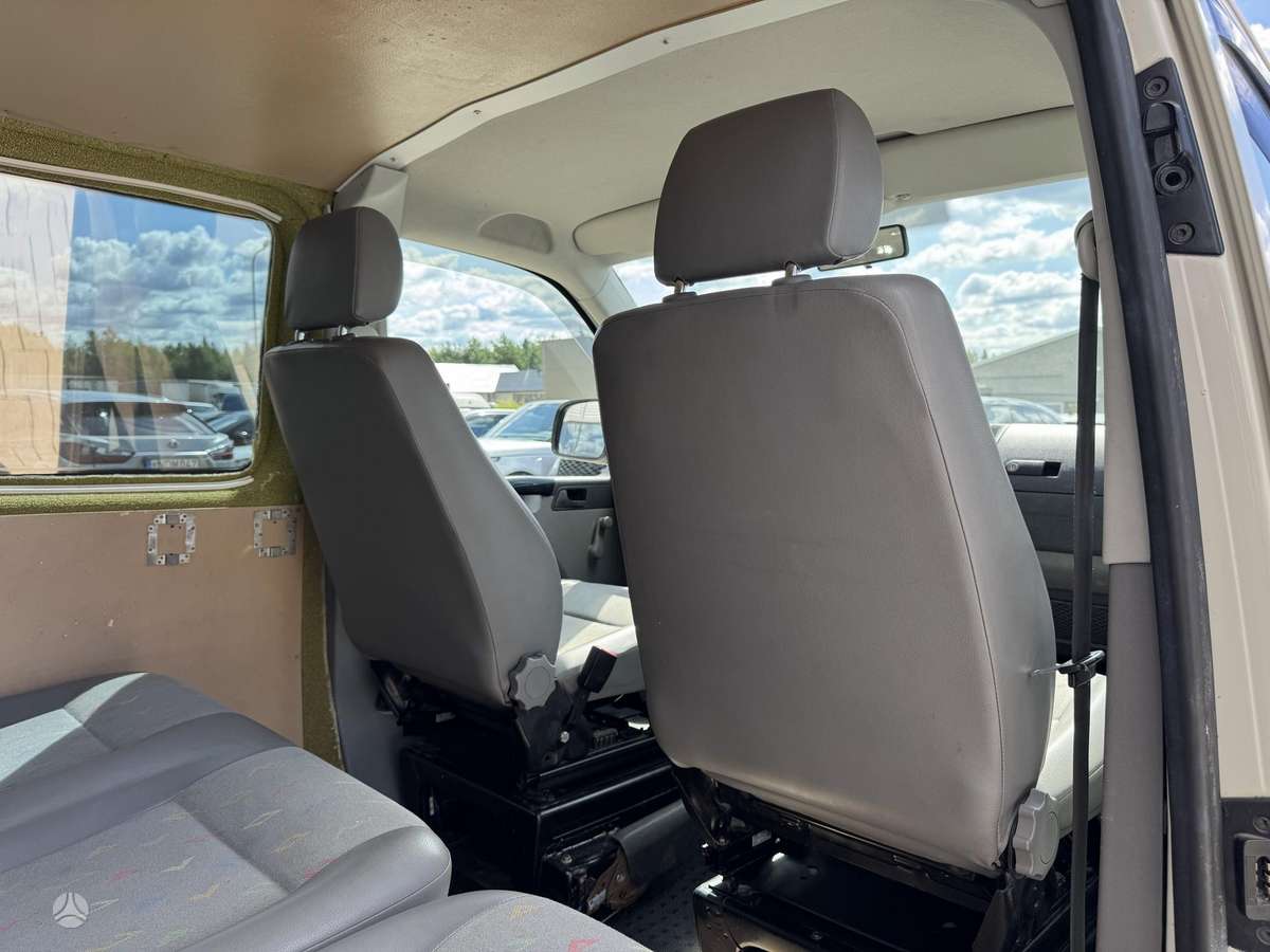 Volkswagen Transporter 2009 — photo 35
