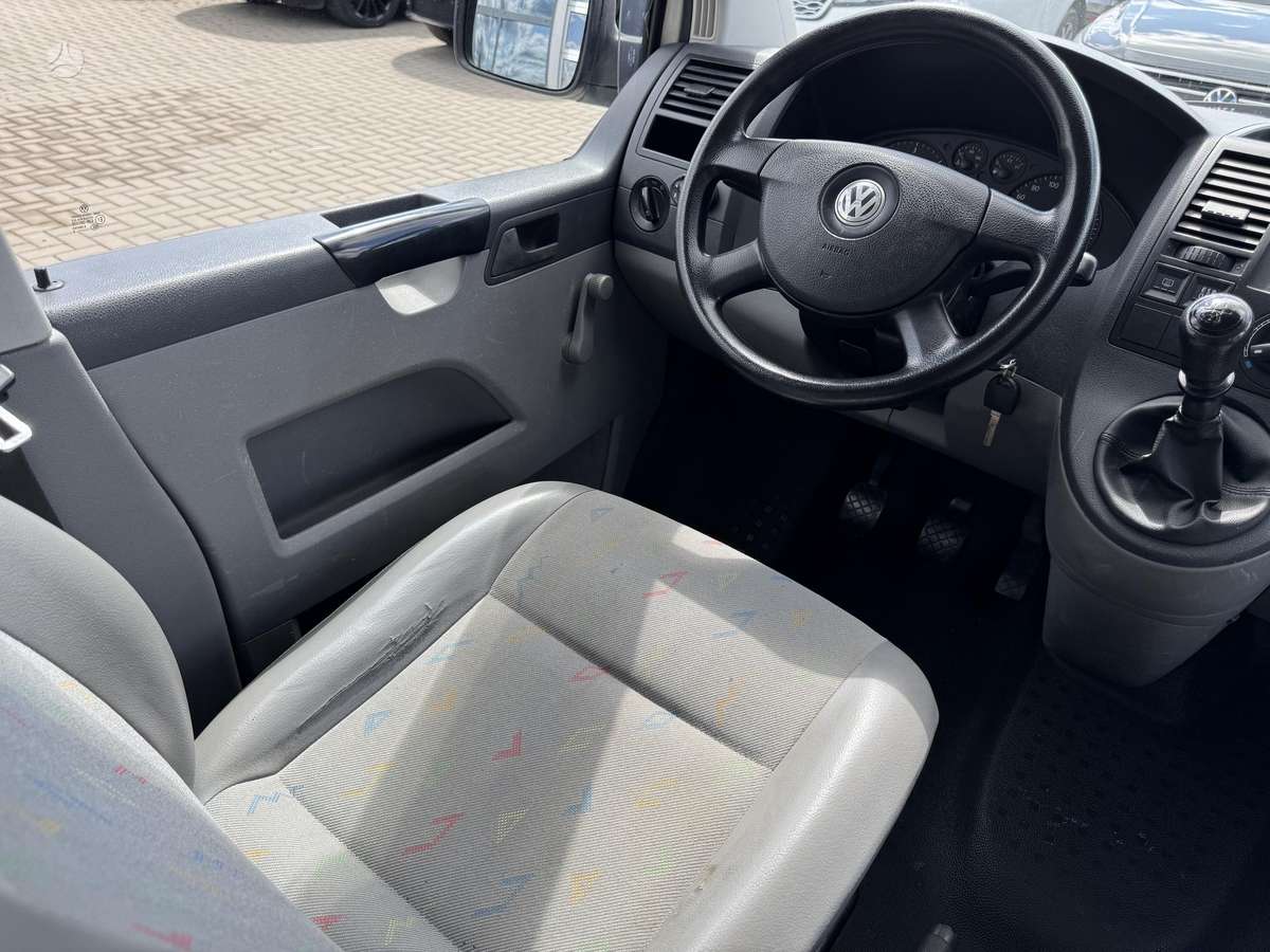 Volkswagen Transporter 2009 — photo 36