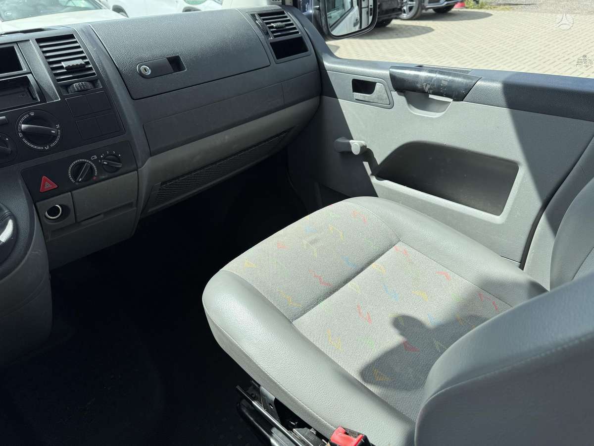 Volkswagen Transporter 2009 — photo 37