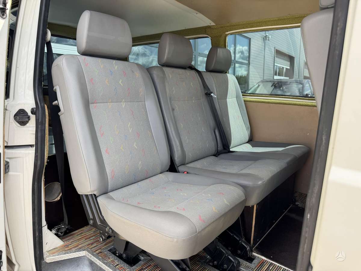 Volkswagen Transporter 2009 — photo 39