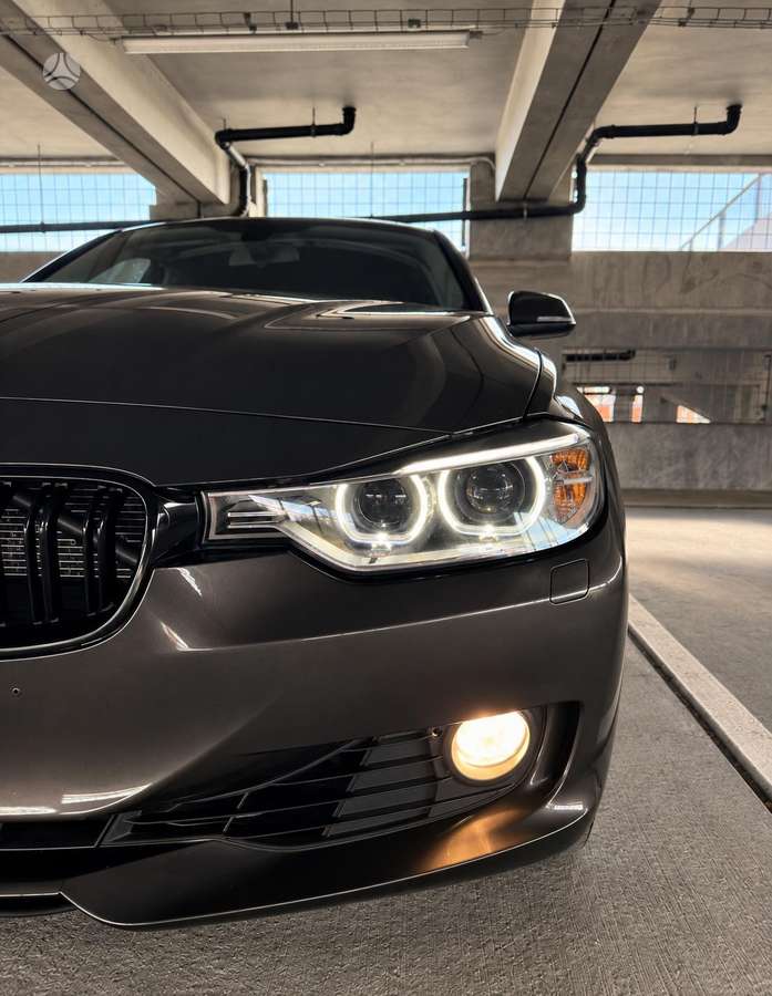 BMW 330 2012 — салон