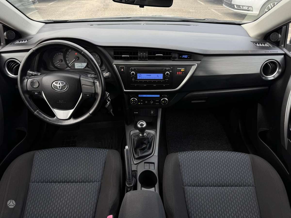 Toyota Auris 2014 — вигляд ззаду