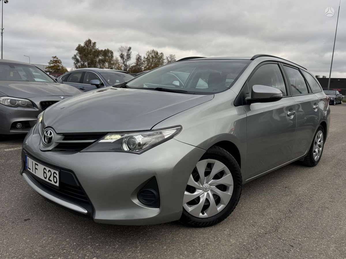 Toyota Auris 2014 — салон