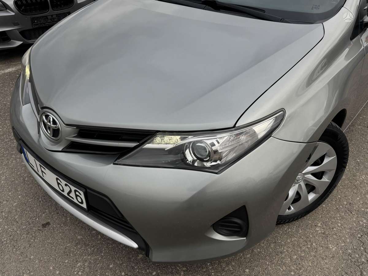 Toyota Auris 2014 — двигун 1329 cm³, 101 HP (74kW)