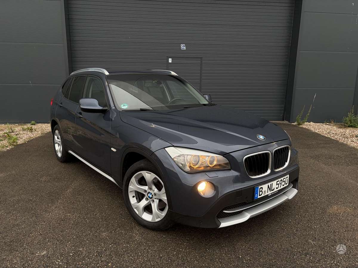 BMW X1 2011 — салон