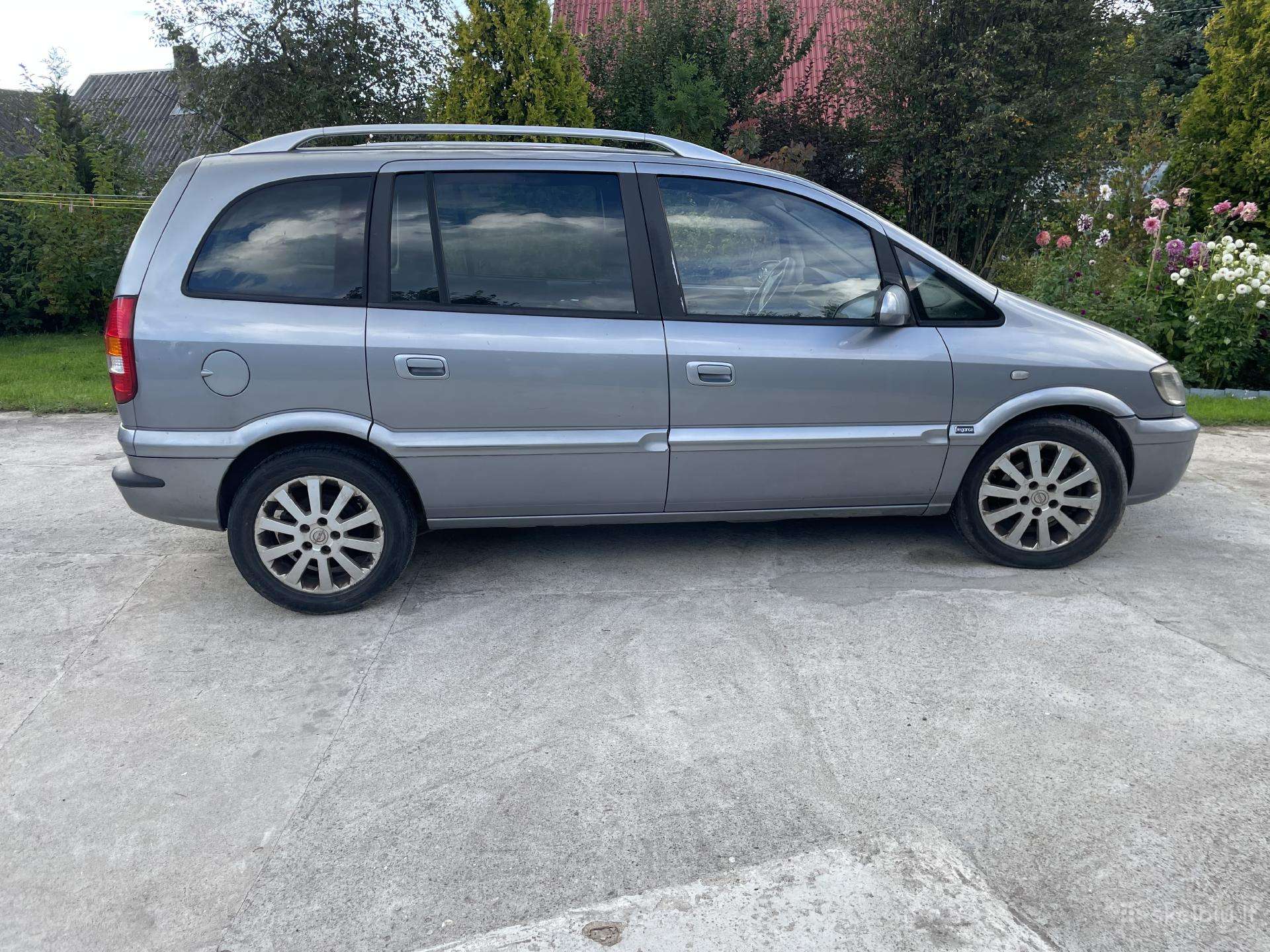 Opel Zafira 2005 — rear view