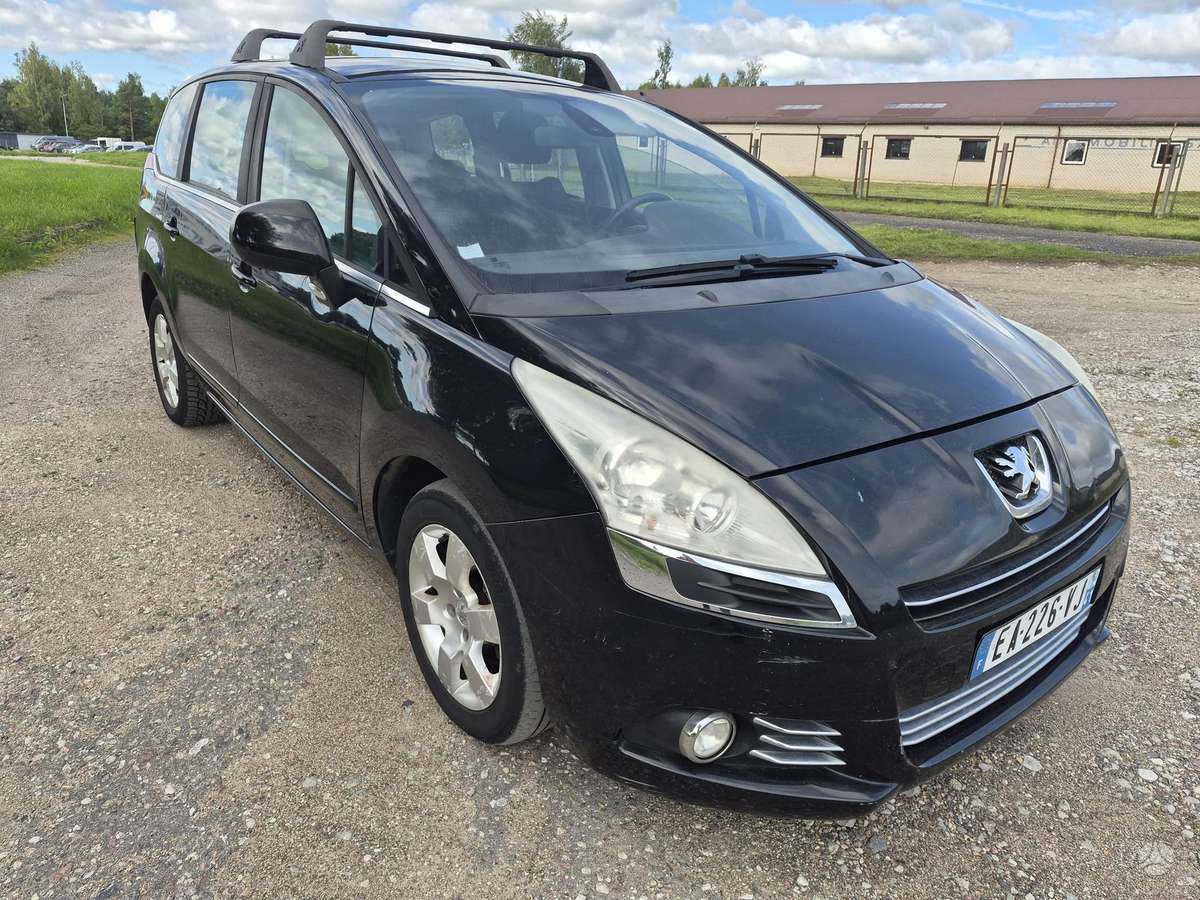 Peugeot 5008 2011 — салон