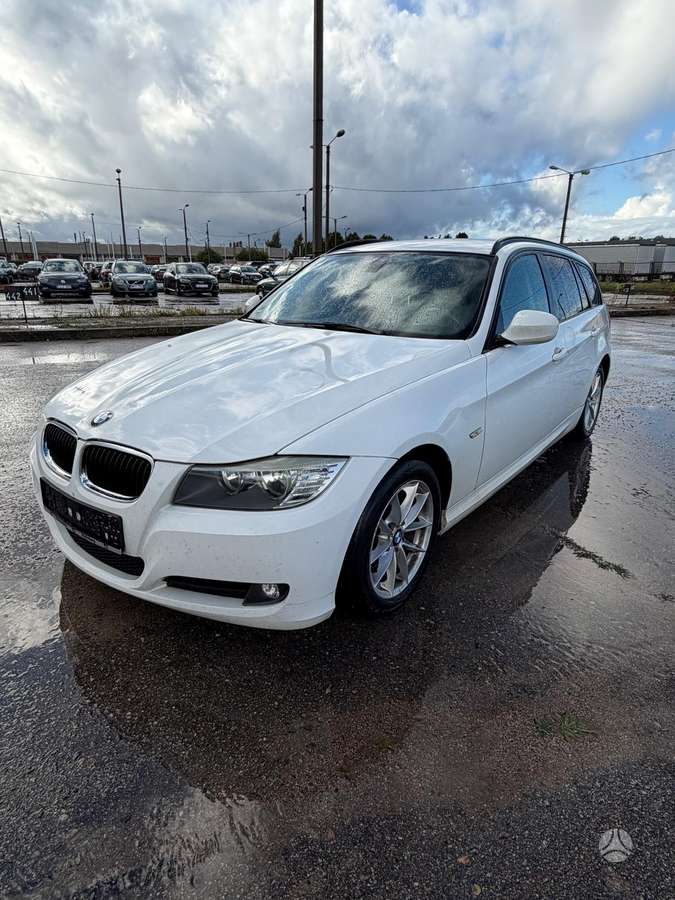 BMW 320 2011 — вигляд ззаду