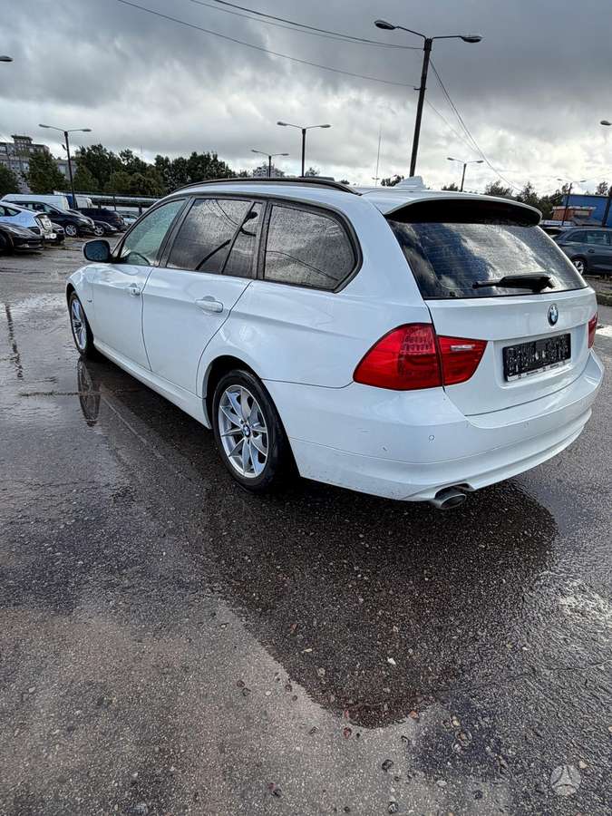 BMW 320 2011 — салон