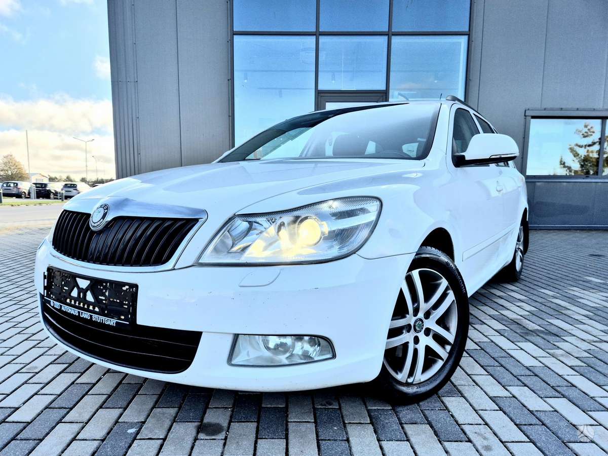 Skoda Octavia 2010 — rear view