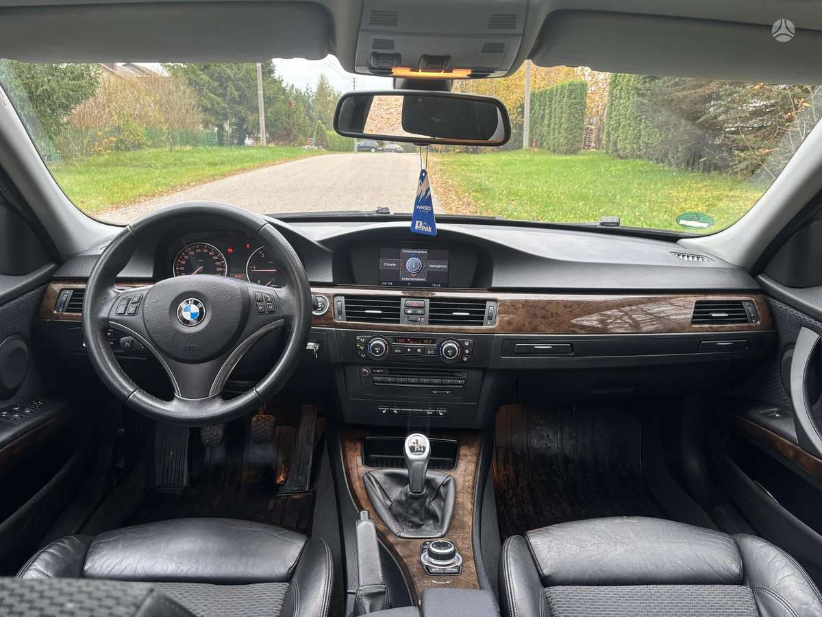 BMW 320 2009 — photo 17