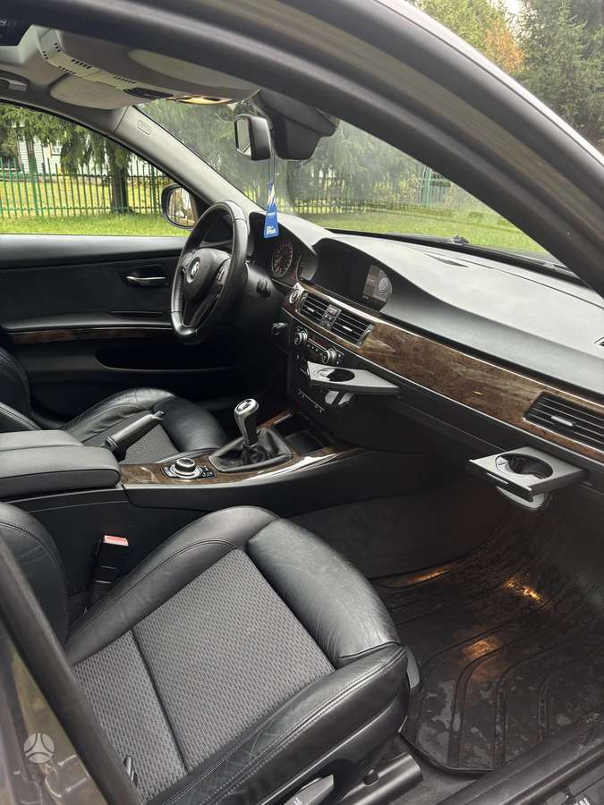 BMW 320 2009 — photo 18