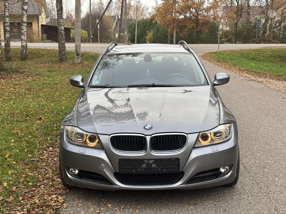 BMW 320 2009 — rear view