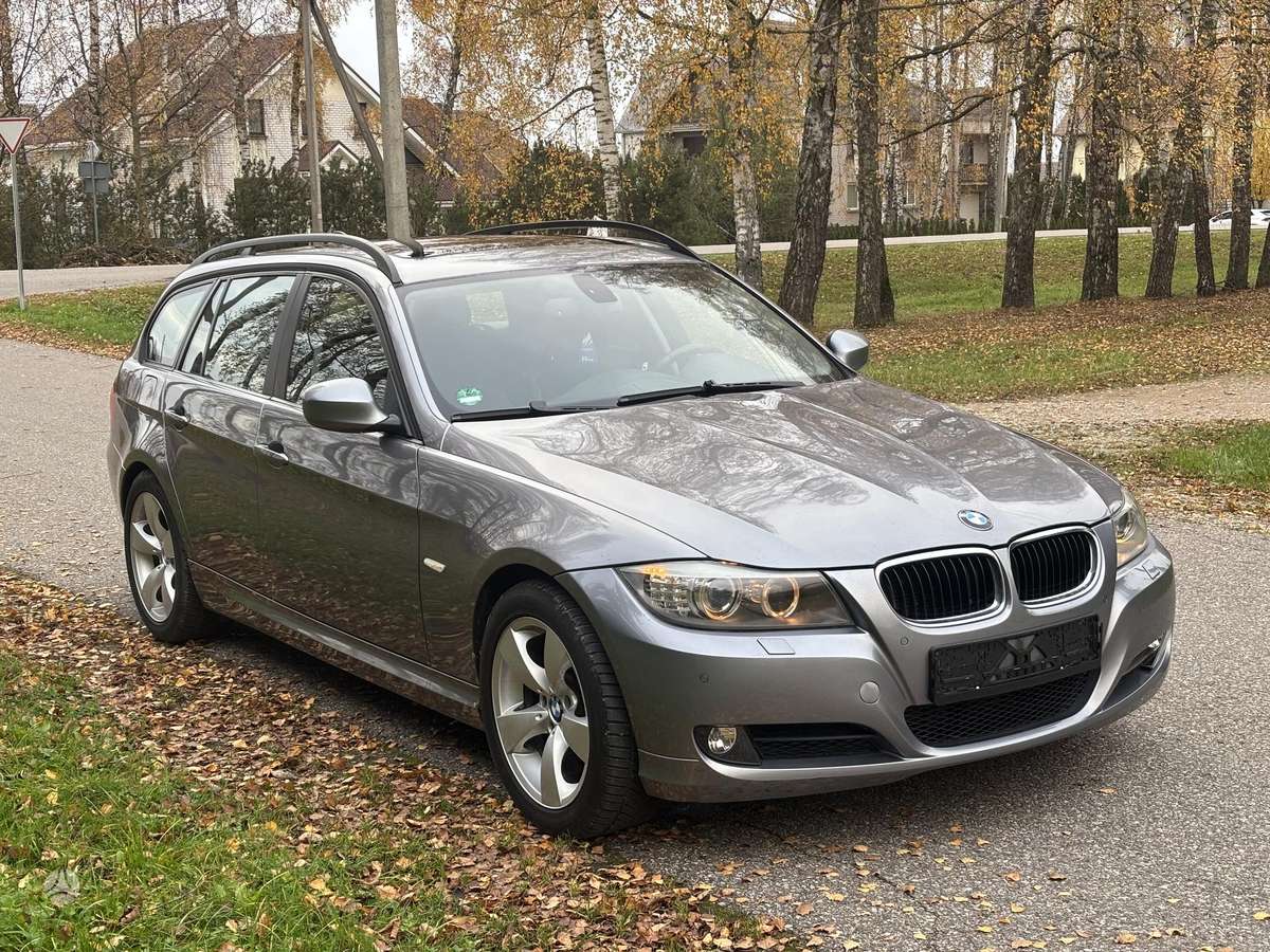 BMW 320 2009 — interior