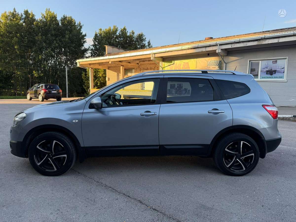 Nissan Qashqai+2 2010 — салон