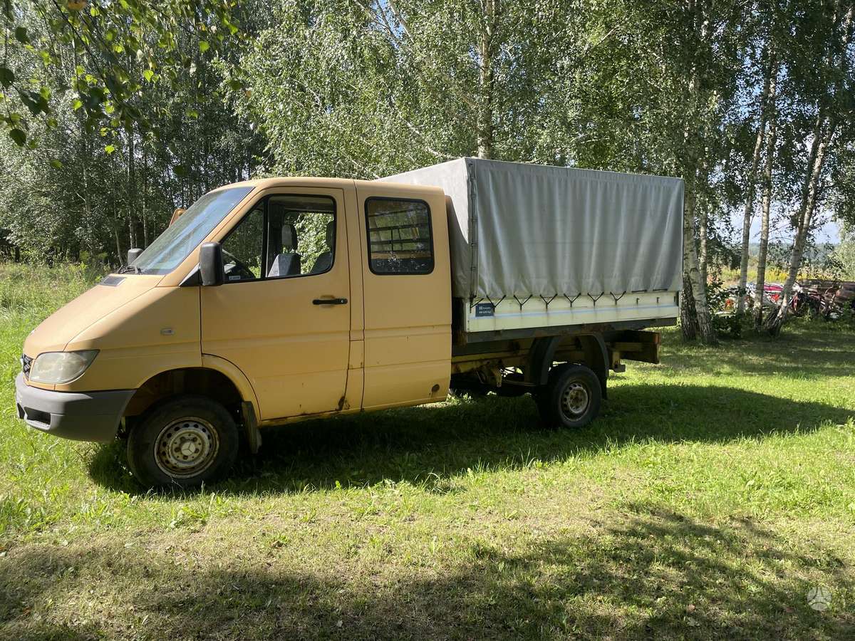Mercedes-Benz Sprinter 2005 — rear view