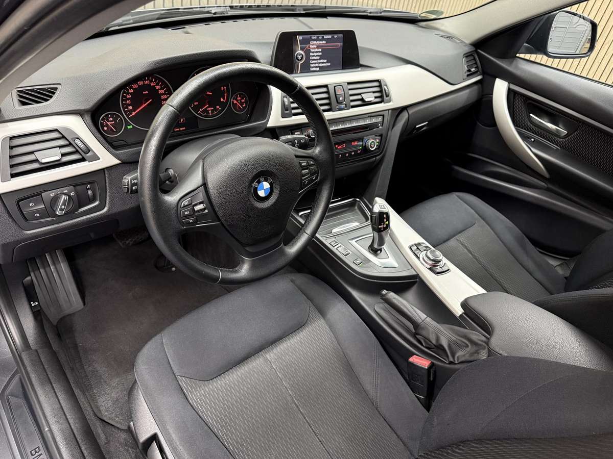 BMW 320 2013 — вигляд ззаду