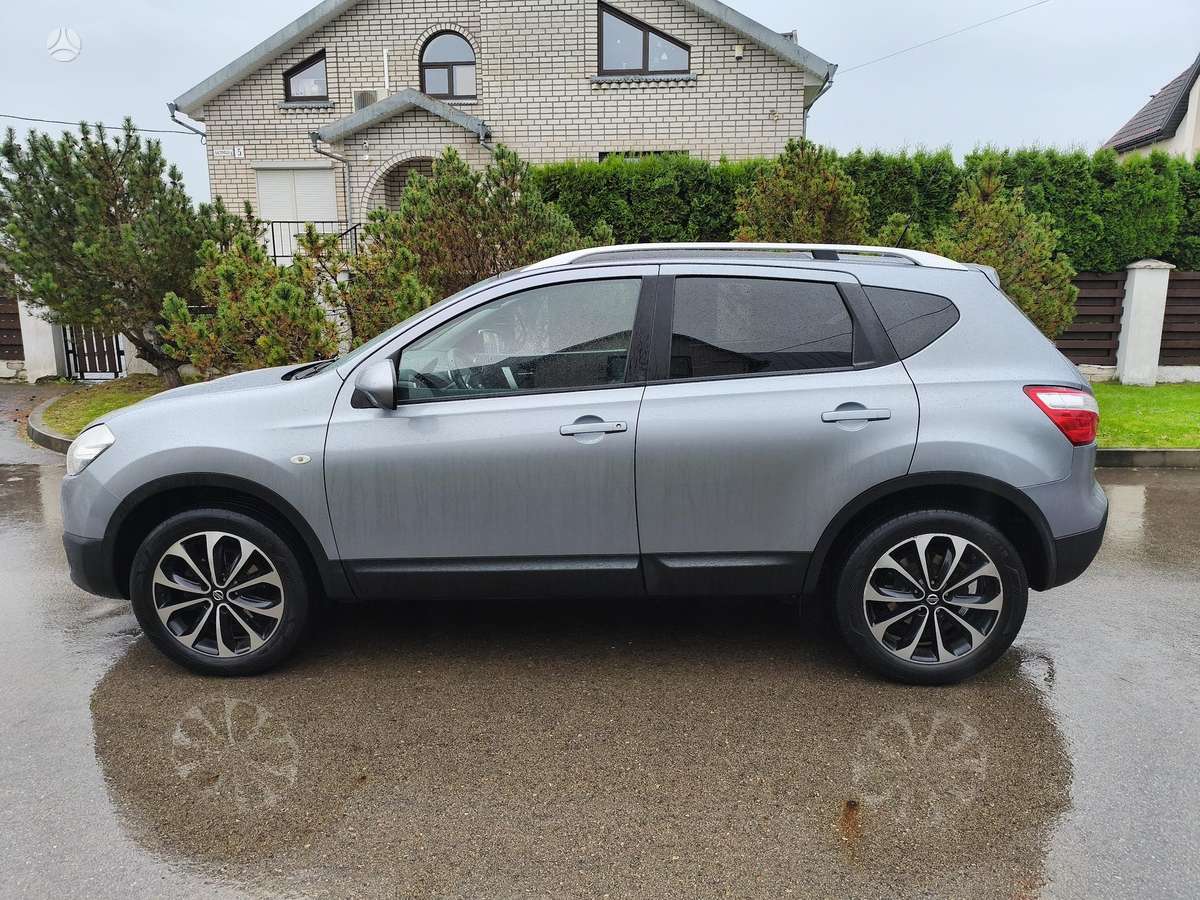 Nissan Qashqai 2011 — rear view