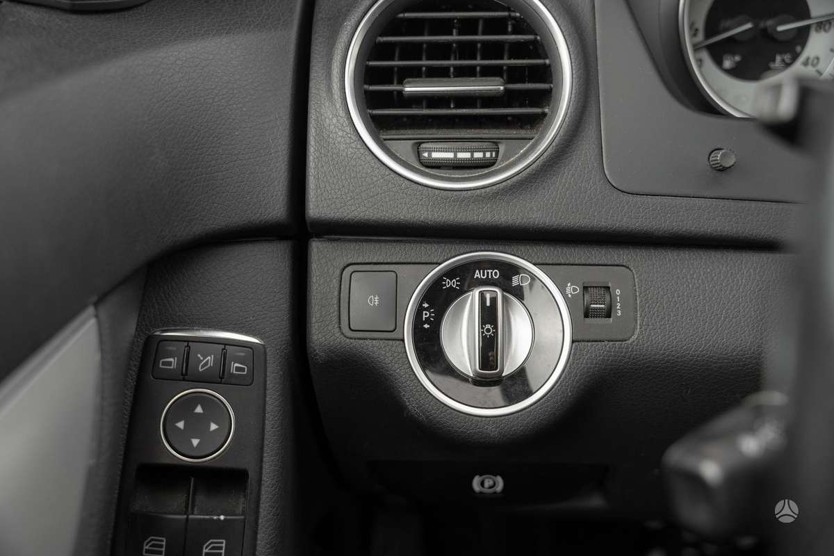 Mercedes-Benz C220 2012 — photo 24