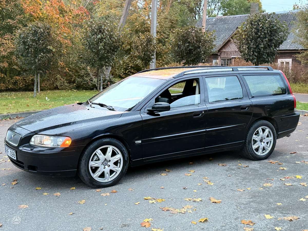 Volvo V70 2006 — rear view