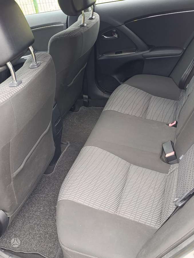Toyota Avensis 2011 — photo 16
