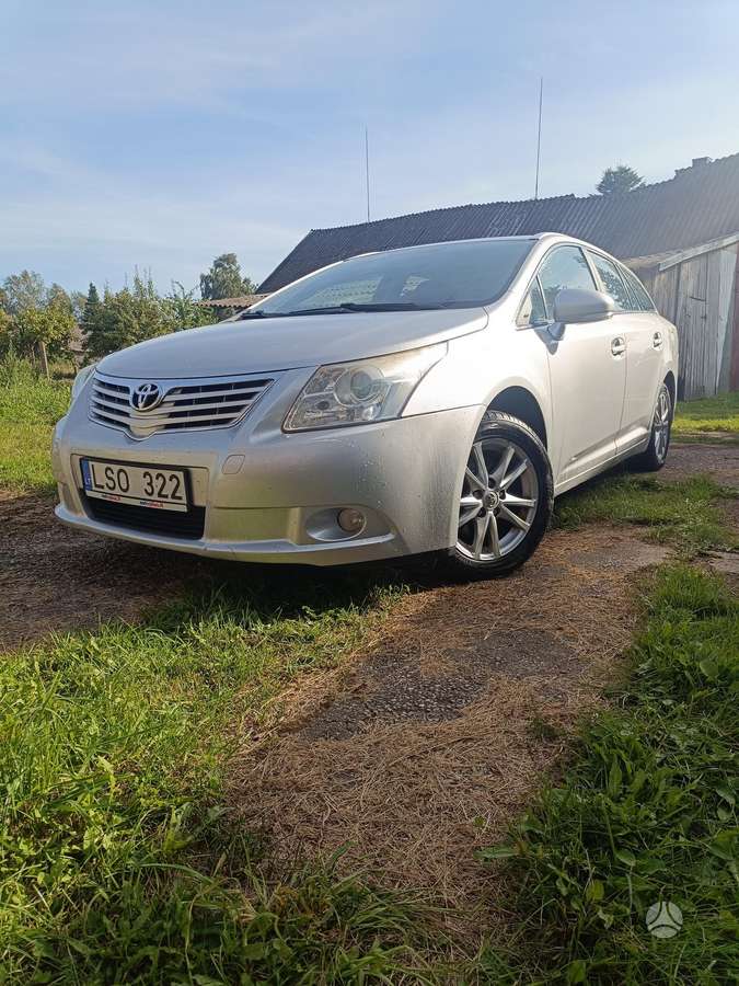 Toyota Avensis 2011 — rear view