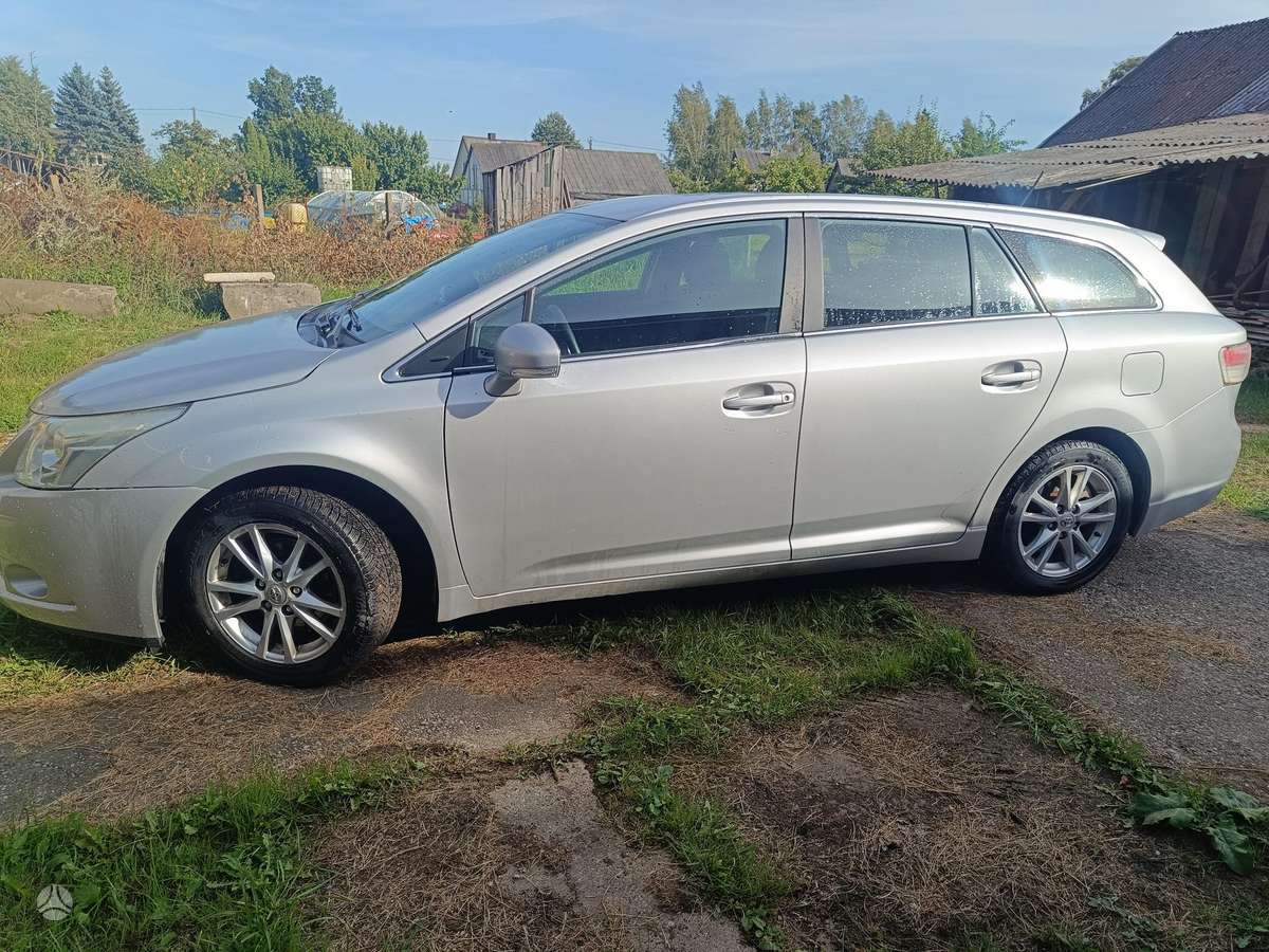 Toyota Avensis 2011 — interior