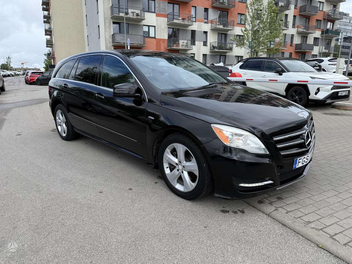 Mercedes-Benz R350 2012 — rear view
