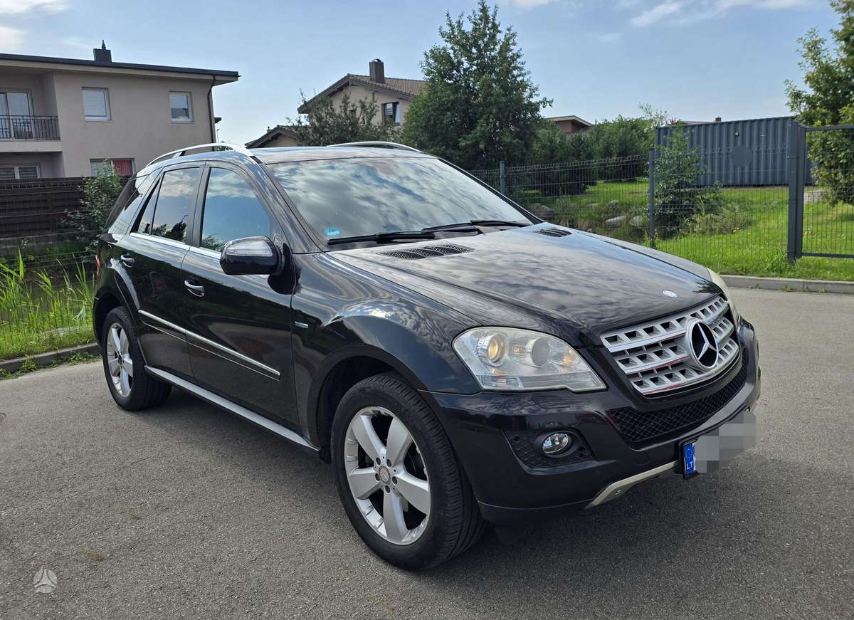 Mercedes-Benz ML300 2010 — rear view