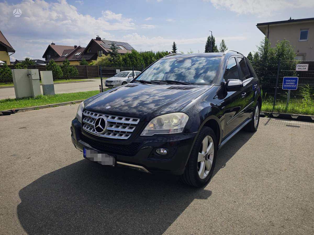 Mercedes-Benz ML300 2010 — interior