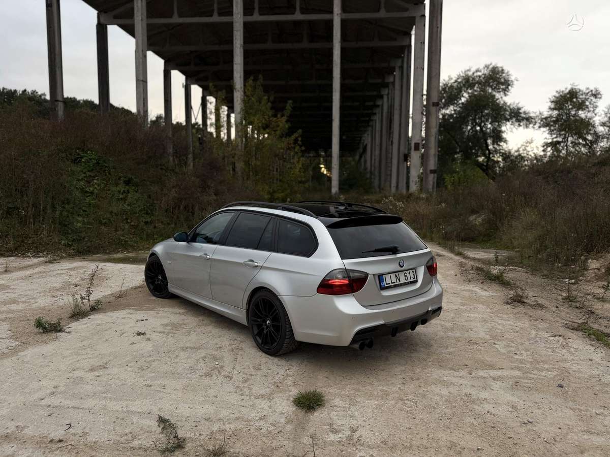 BMW 318 2007 — rear view